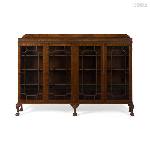 GEORGIAN STYLE MAHOGANY LOW BOOKCASE20TH CENTURY the top with a gallery back above a blind fret