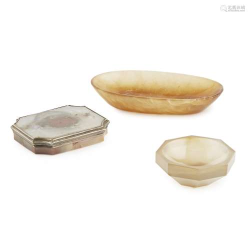 GROUP OF POLISHED AGATE WAREScomprising a white metal mounted box and cover, with chamfered