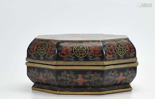 A Chinese Octagonal Lacquer Box with Cover,20th C.