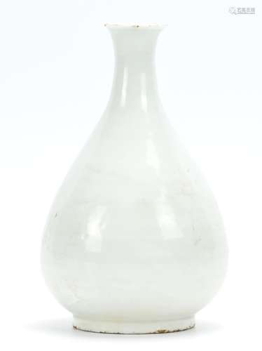 Chinese White Glazed Yuhuchun Vase, Qing D.