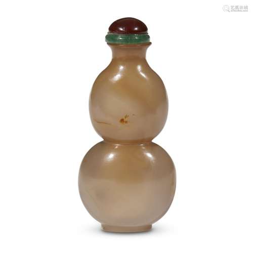 A Chinese carved grey and russet agate double-gourd snuff bottle