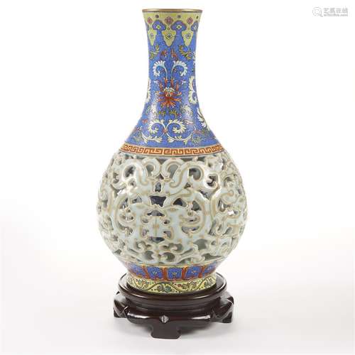 A fine Chinese reticulated and enameled porcelain vase, Jingdezhen Jiyang Ceramics Co., Ltd.