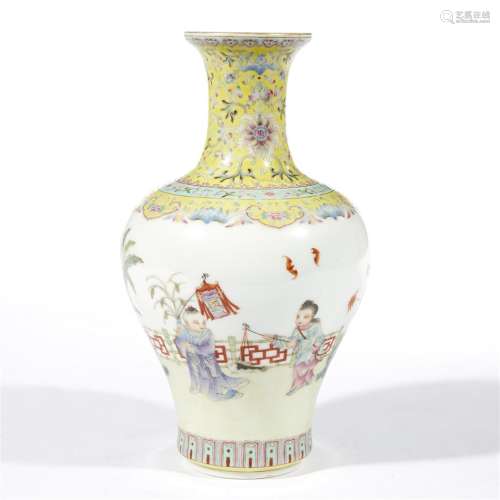A finely-decorated Chinese famille rose porcelain 