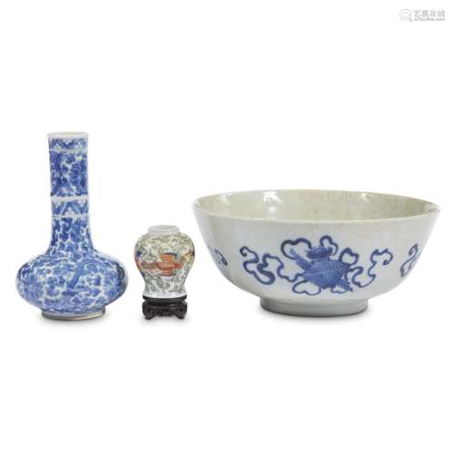 Three Chinese porcelain items