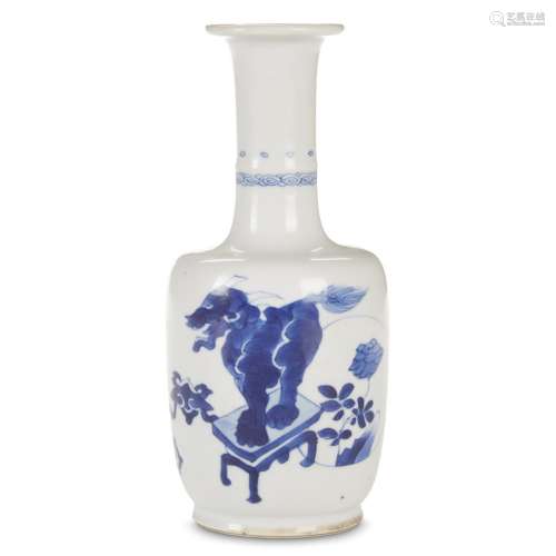 A Chinese blue and white porcelain small mallet vase