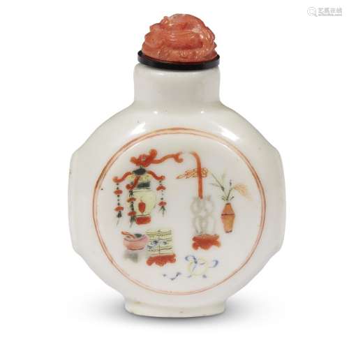 A Chinese famille rose-decorated porcelain snuff bottle