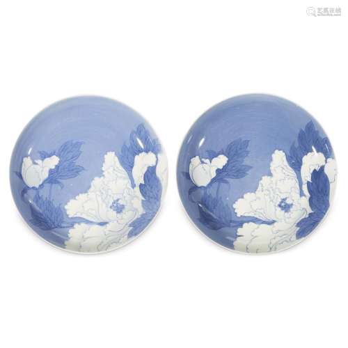A pair of Japanese blue and white-decorated 