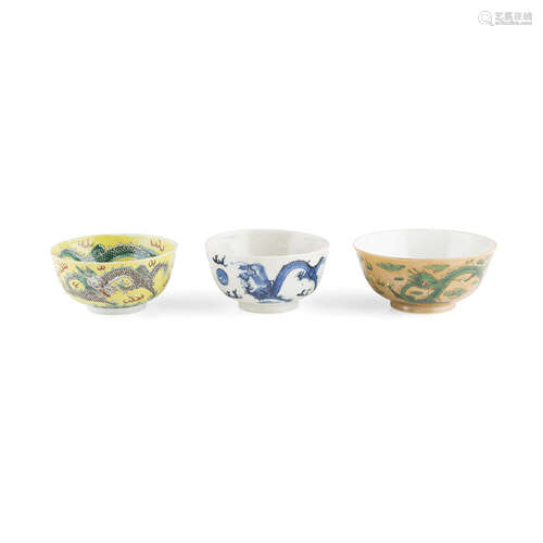 ASSEMBLED GROUP OF THREE PORCELAIN 'DRAGON' BOWLS