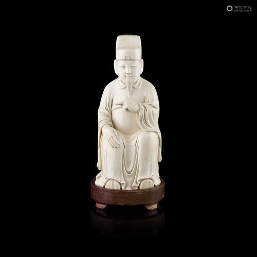 Y WELL CARVED IVORY FIGURE OF A SEATED OFFICIAL