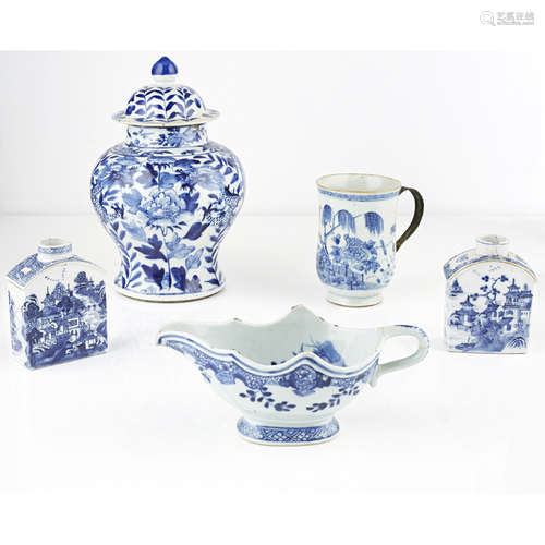 ASSEMBLED GROUP OF BLUE AND WHITE PORCELAIN