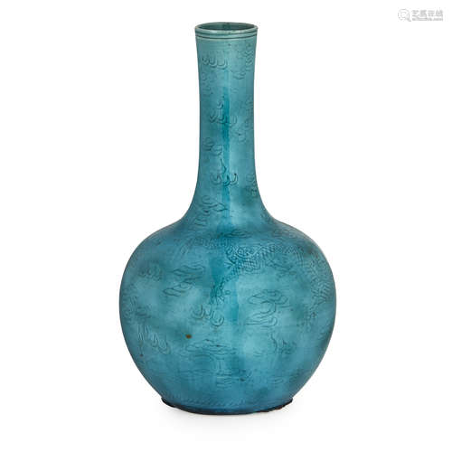 ANHUA-DECORATED TURQUOISE-GLAZED 'DRAGON' VASE