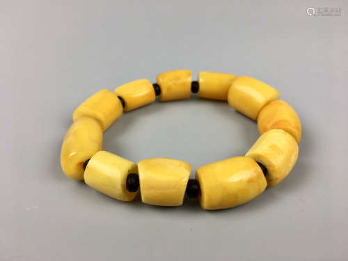 14-16TH CENTURY, A YELLOW BEESWAX BRACELET, MING DYNASTY