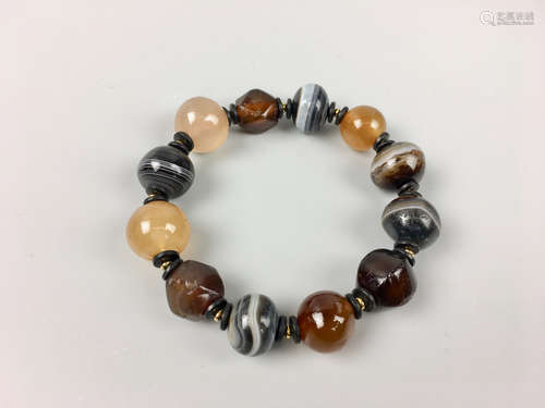 AN OLD AGATE BRACELET