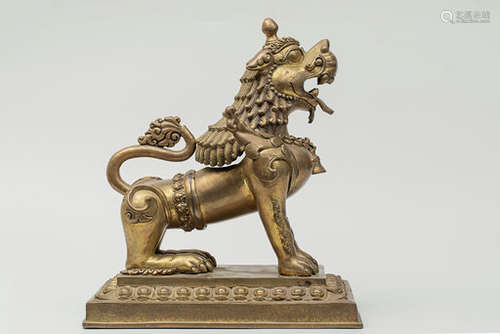 LION en bronze. \nNépal XXe siècle. \n19,5 x 31,5 cm