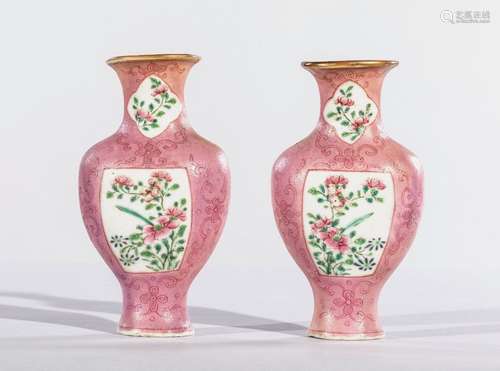 PAIRE DE PETITS VASES D’APPLIQUE en porcelaine « F…