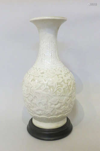 VASE en porcelaine blanche à décor \nfloral moulé s…