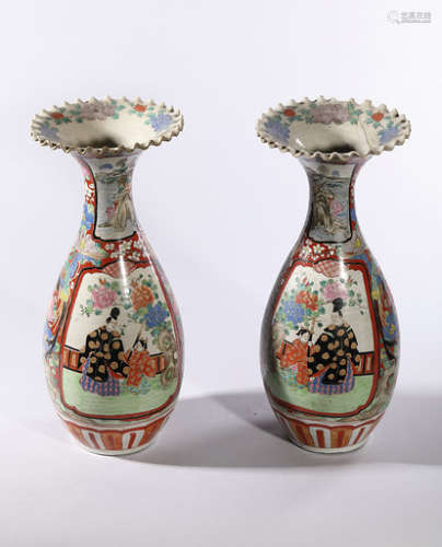 PAIRE DE VASES en porcelaine \npolychrome col crant…