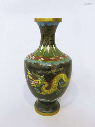 PAIRE DE VASES en émaux cloisonnés à \ndécor de dra…