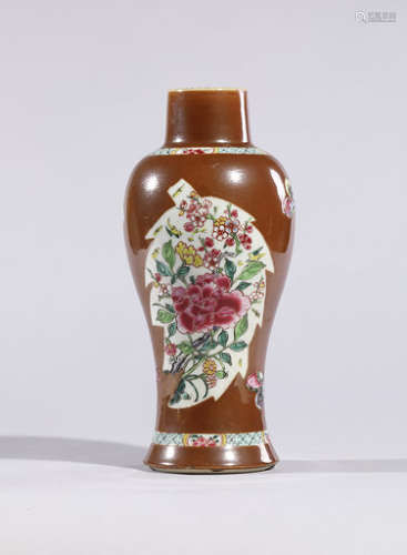 VASE en porcelaine brune à décor floral et de papi…