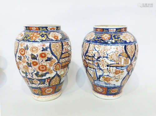 PAIRE DE VASES en porcelaine Imari à décor \nfloral…