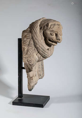 PROTOME DE LION en schiste. \nH. 29,5 cm