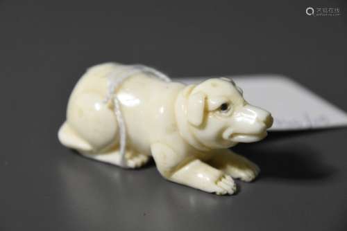 Netsuké ancien sculpté en forme de chien, signé