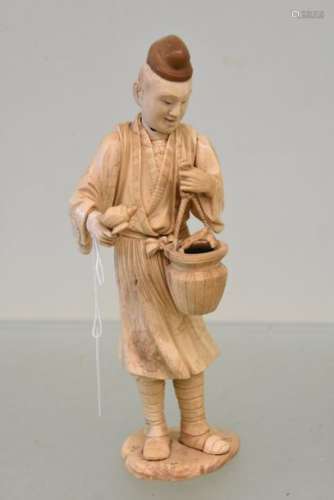 Statue japonaise en ivoire, chapeau brun (Ht 28cm)