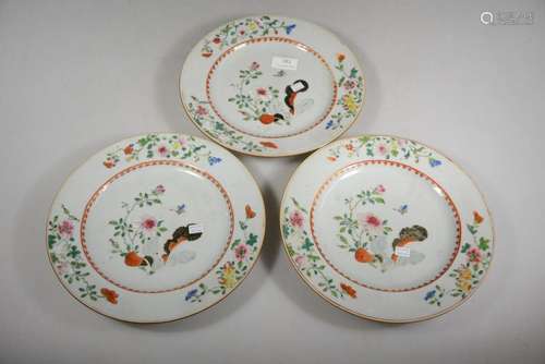 Série de trois plats en porcelaine de Chine (cheve...;