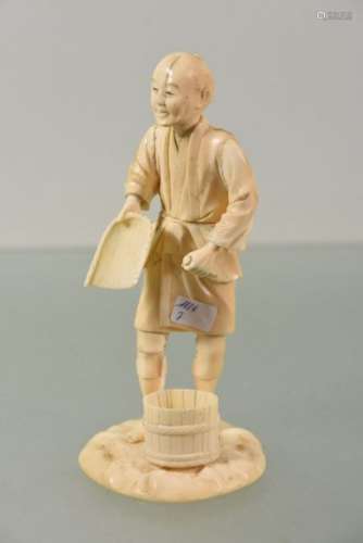 Statuette en ivoire, Japon (Ht.18cm) \\Personnage à...;