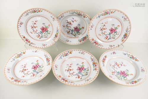 Six assiettes Famille rose (quatre creuses et deux...;