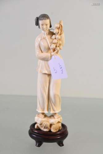 Femme aux pêches en ivoire sculpté vers 1920 (Ht 2...;