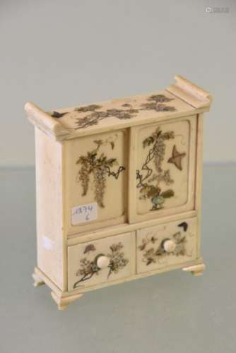 Petit meuble en ivoire, époque Meiji (Ht 13cm)