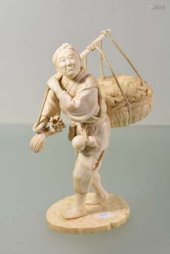 Statuette japonaise en ivoire signée (Ht.22cm)