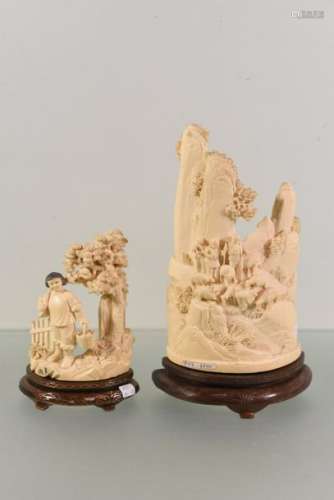 Deux groupes chinois en ivoire sculpté anciens
