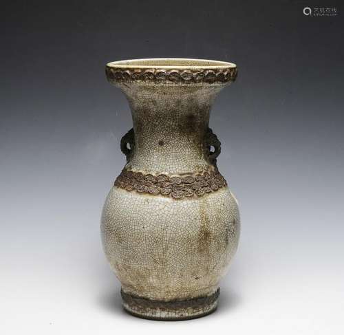 Chinese Ge Glaze Vase, 18th Century