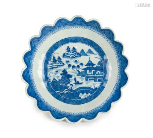 BLUE AND WHITE FOLIATE RIM EXPORT DISH