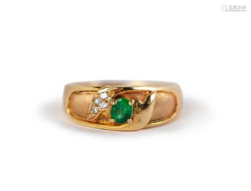 EMERALD AND DIAMOND RING