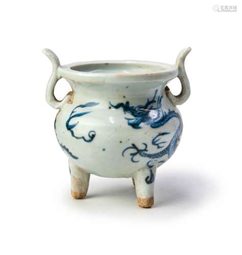 CHINESE BLUE AND WHITE TRIPOD CENSER