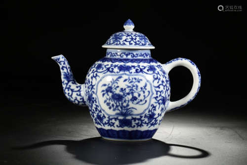 17-19TH CENTURY, A FLORAL PATTERN PORCELAIN EWER, QING DYNASTY