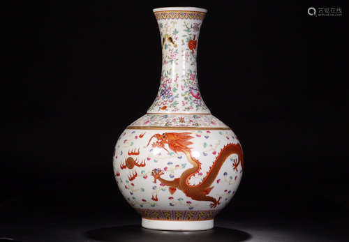 17-19TH CENTURY, A FLORAL PATTERN PORCELAIN VASE, QING DYNASTY