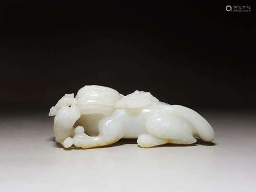 AN AUSPICIOUS ANIMAL DESIGN HETIAN JADE ORNAMENT