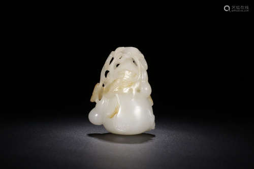 17-19TH CENTURY, A STORY DESIGN HETIAN JADE HAND PIECE, QING DYNASTY