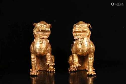 18-19TH CENTURY, A PAIR OF LION DESIGN GILT BRONZE ORNAMENT, LATE QING DYNASTY