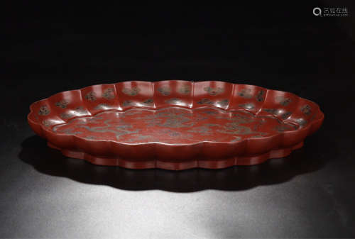 17-19TH CENTURY, A DRAGON PATTERN LACQUERWARE KWAI MOUTH PLATE, QING DYNASTY