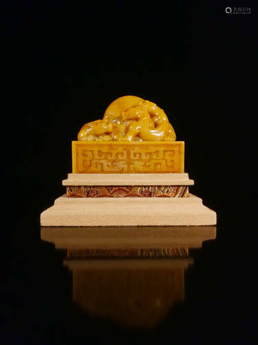 17-19TH CENTURY, A DRAGON DESIGN FIELD YELLOW STONE SEAL, QING DYNASTY