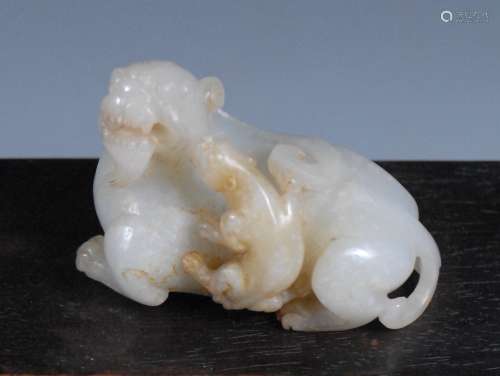 CARVED WHITE JADE BEAST WITH YOUNG