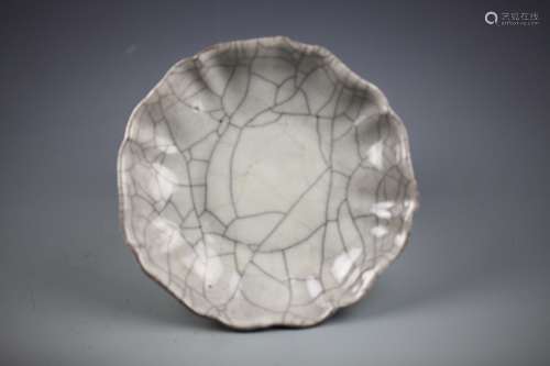 GE-TYPE CRACKLE GLAZED LOBED PORCELAIN DISH