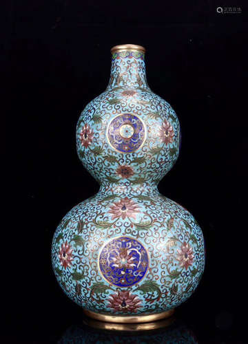 A CLOISONNE ENAMEL DOUBLE-GOURD VASE