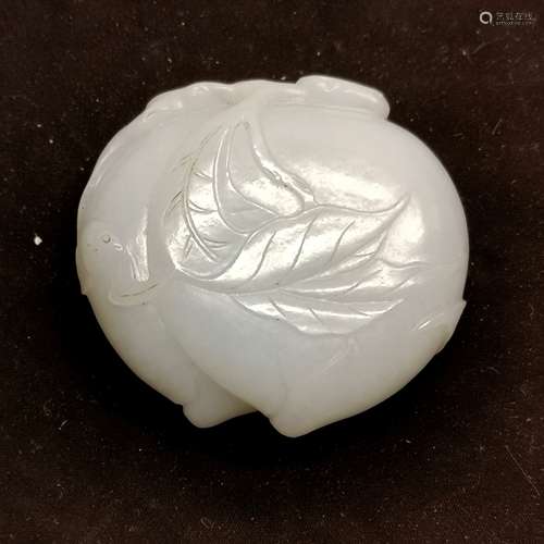 CHINESE CARVED WHITE JADE PEACH PENDANT