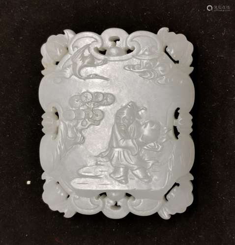 A FINELY CARVED WHITE JADE 'IMMORTAL' PENDANT